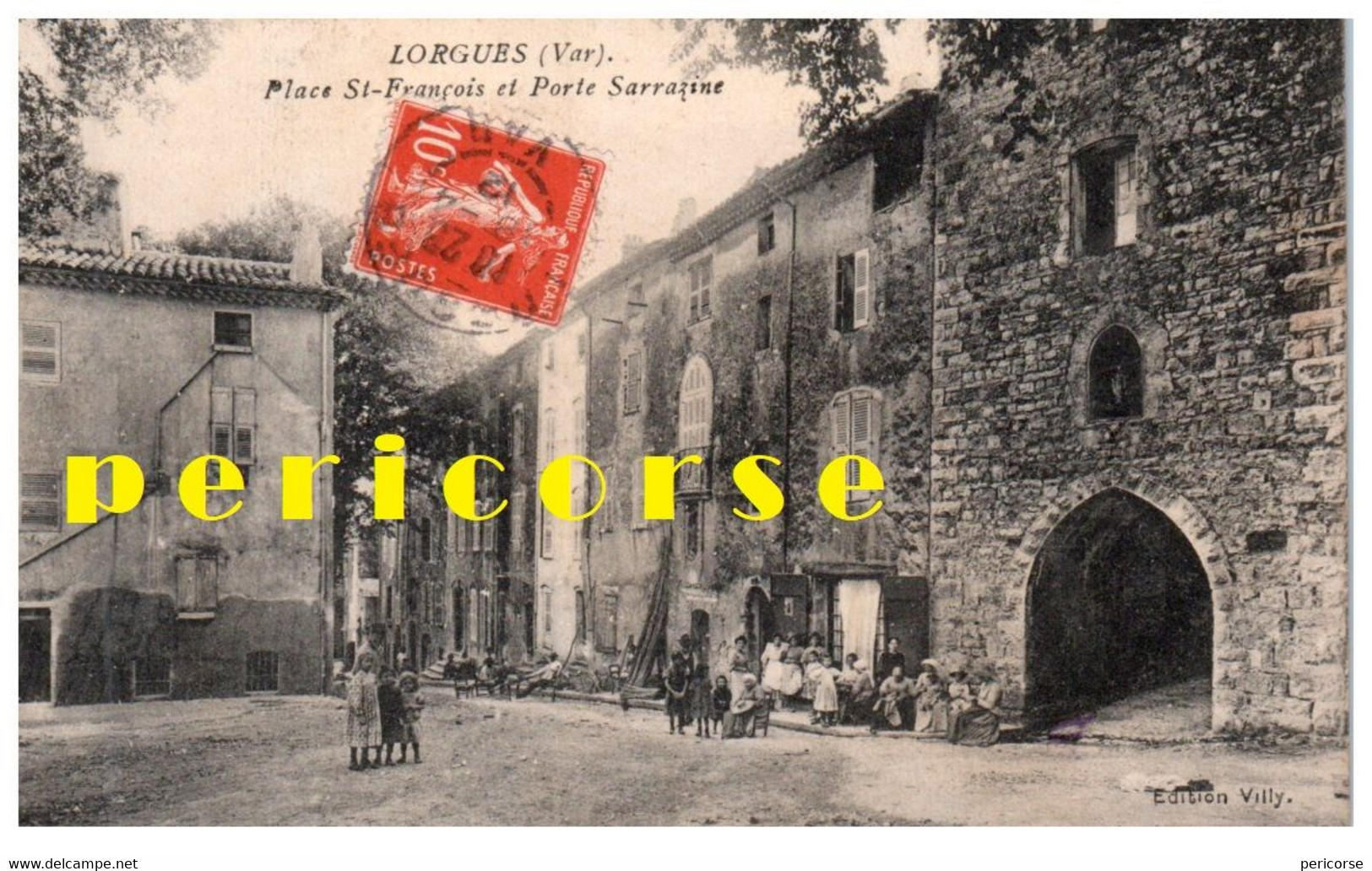 83  Lorgues  Groupe De Personnes Place Saint François Et Porte Sarrazine - Lorgues