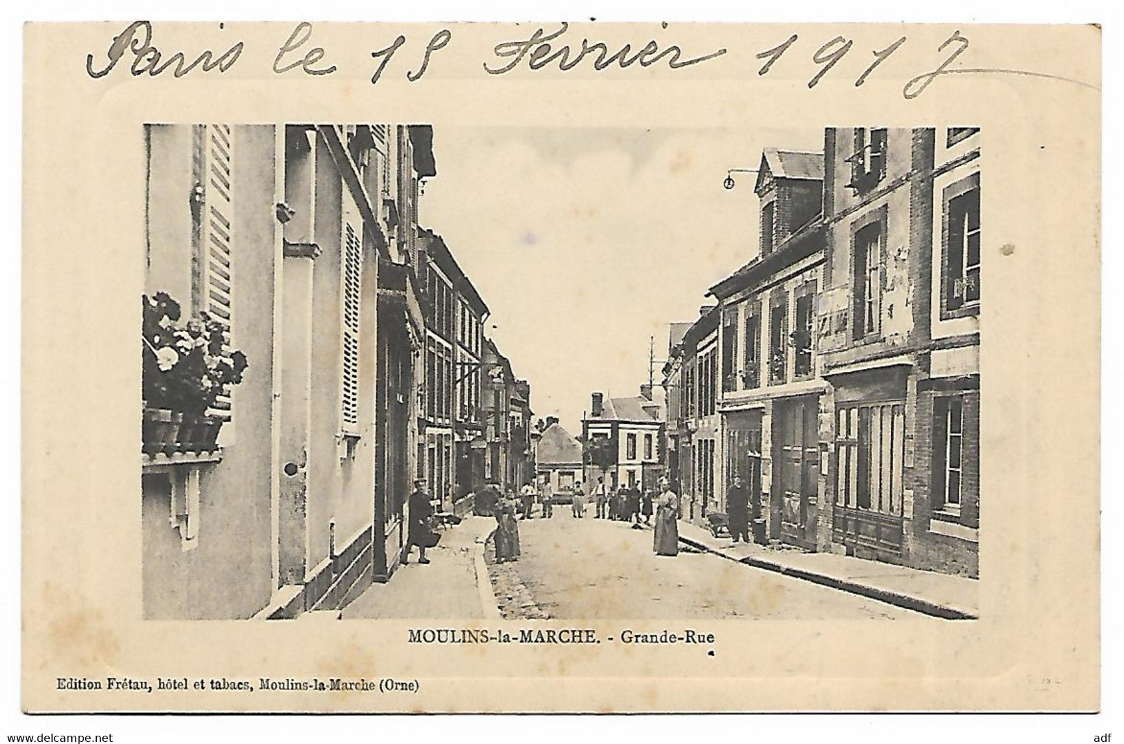 CPA ANIMEE MOULINS LA MARCHE, ANIMATION DANS LA GRANDE RUE, ORNE 61 - Moulins La Marche