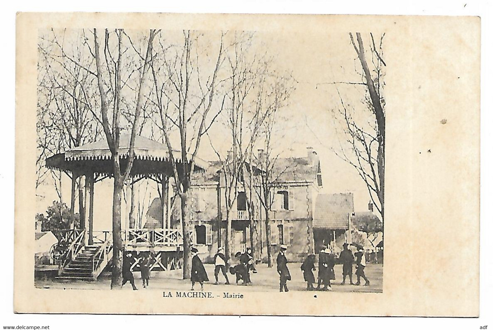 CPA TRES ANIMEE LA MACHINE, ANIMATION DEVANT LA MAIRIE, KIOSQUE, NIEVRE 58 - La Machine