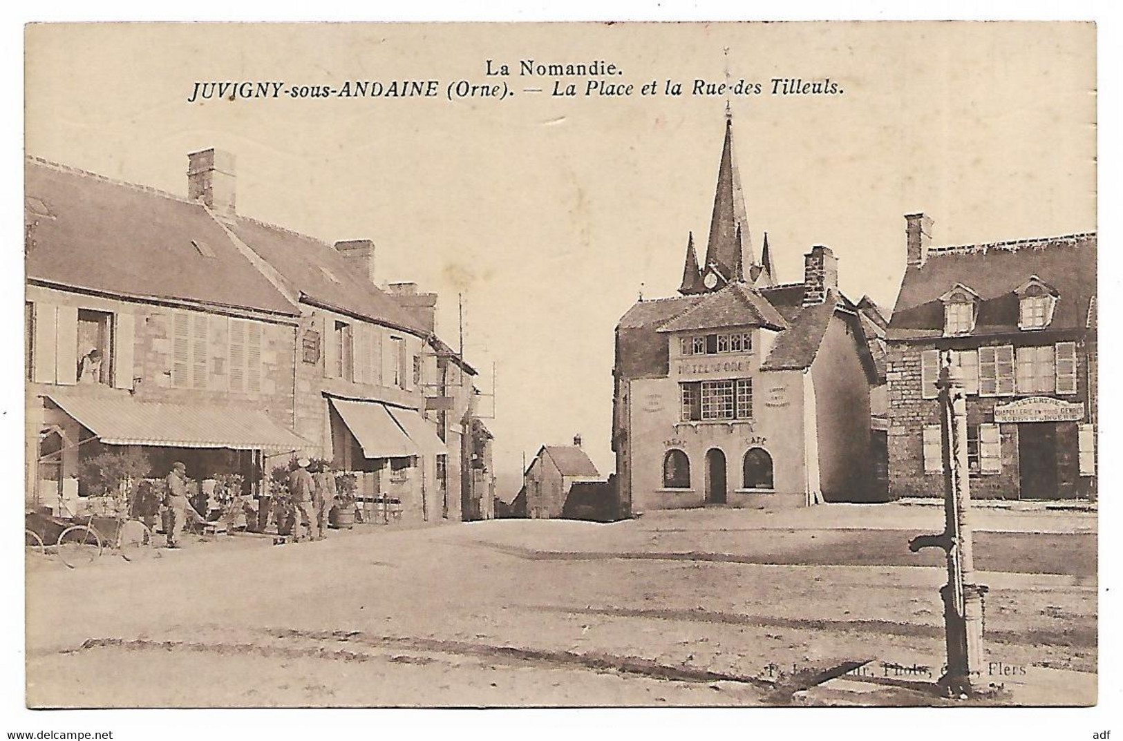 CPA ANIMEE JUVIGNY SOUS ANDAINE, ANIMATION SUR LA PLACE, RUE DES TILLEULS, HOTEL CAFE TABAC, CHAPELLERIE, ORNE 61 - Juvigny Sous Andaine