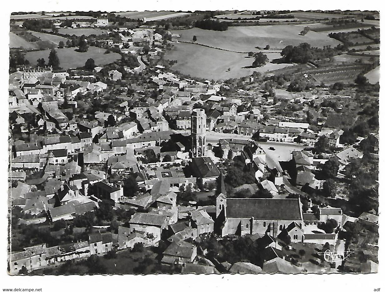 CPSM CHARROUX, VUE AERIENNE DE LA VILLE, AVEC L'EGLISE ST SULPICE ET LA TOUR OCTOGONALE DE L'ANCIENNE ABBAYE, VIENNE 86 - Charroux