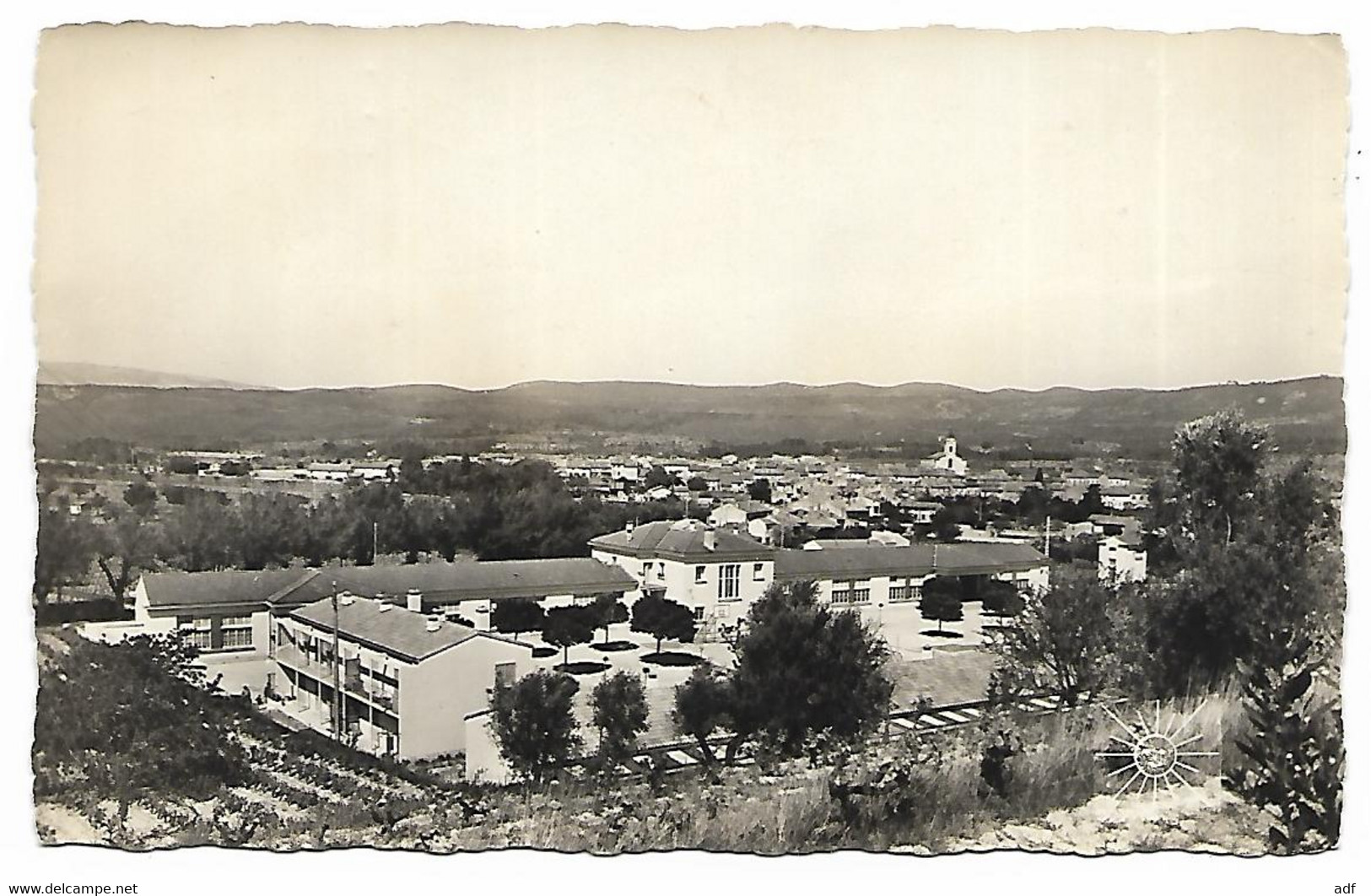 CPSM LE BEAUSSET, VUE GENERALE, AU 1er PLAN : LES ECOLES, Format 9 Cm Sur 14 Cm Environ, VAR 83 - Le Beausset