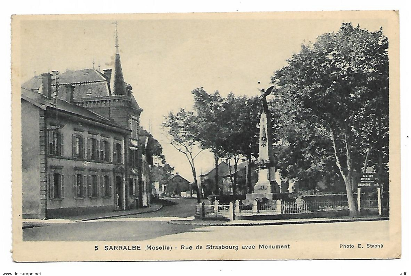 CPA SARRALBE, RUE DE STRASBOURG AVEC MONUMENT, MOSELLE 57 - Sarralbe