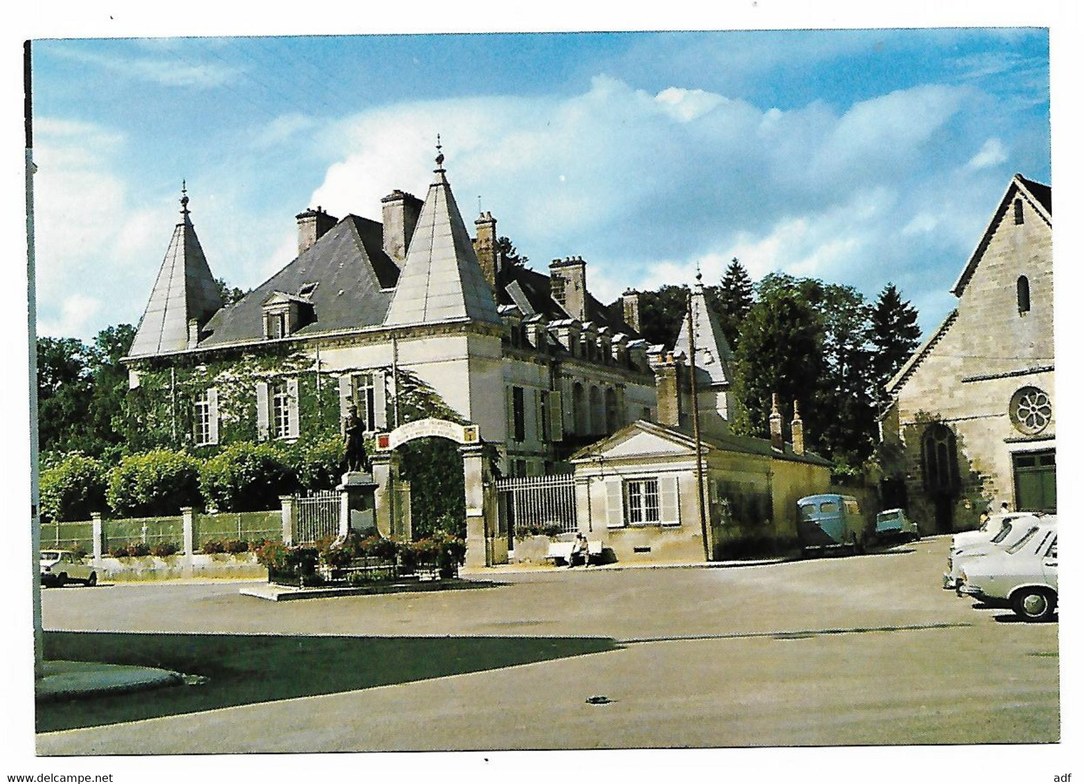 CP ARC EN BARROIS, LA PLACE MOREAU ET LE CHATEAU, AUTOS VOITURES, HAUTE MARNE 52 - Arc En Barrois