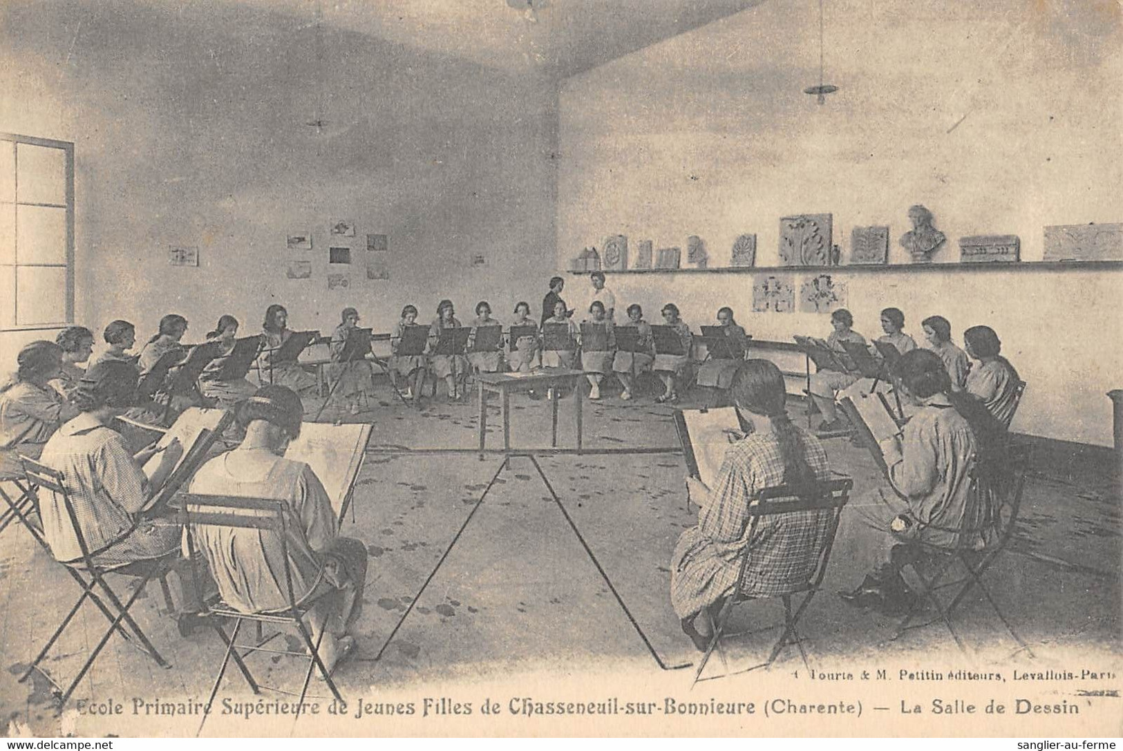 CPA 16 ECOLE PRIMAIRE SUPERIEURE DE JEUNES FILLES DE CHASSENEUIL SUR BONNIEURE LA SALLE DE DESSIN - Otros & Sin Clasificación