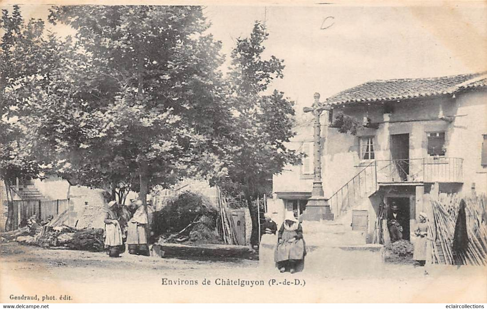 Châtel-Guyon        63       Une Cour De Ferme Des Environs    (voir Scan) - Châtel-Guyon