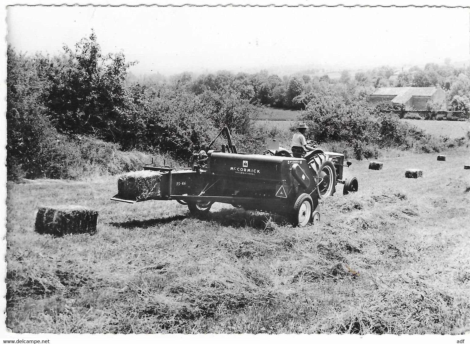 JOLIE CPSM PUB TRACTEUR AVEC PRESSE Mc CORMICK McCORMICK FENAISON, SALON DE LA MACHINE AGRICOLE 1962 - Tractors