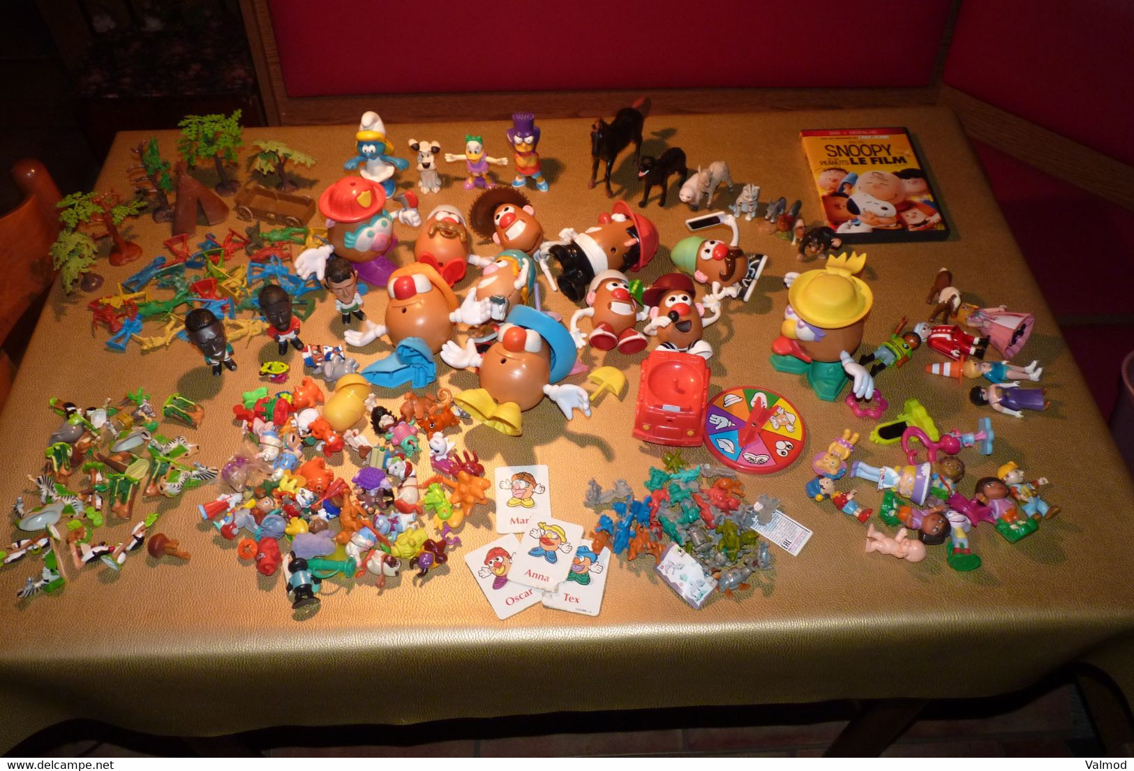 Lot +170 Figurines Diverses+ Accessoires Kinder, Patate, Animaux, Indiens, Cow-boys , Dysney Et Autres + DVD Snoopy. - Lotti