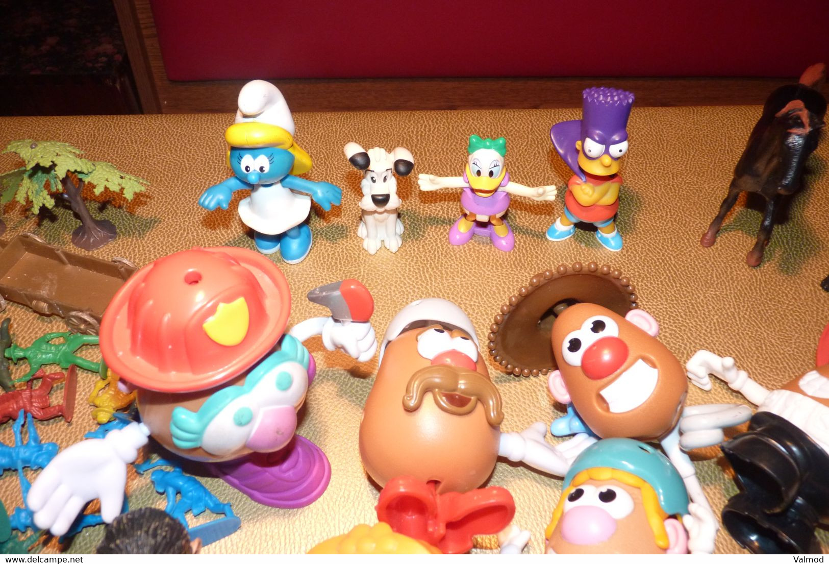 Lot +170 figurines diverses+ accessoires Kinder, Patate, animaux, indiens, cow-boys , Dysney et autres + DVD Snoopy.
