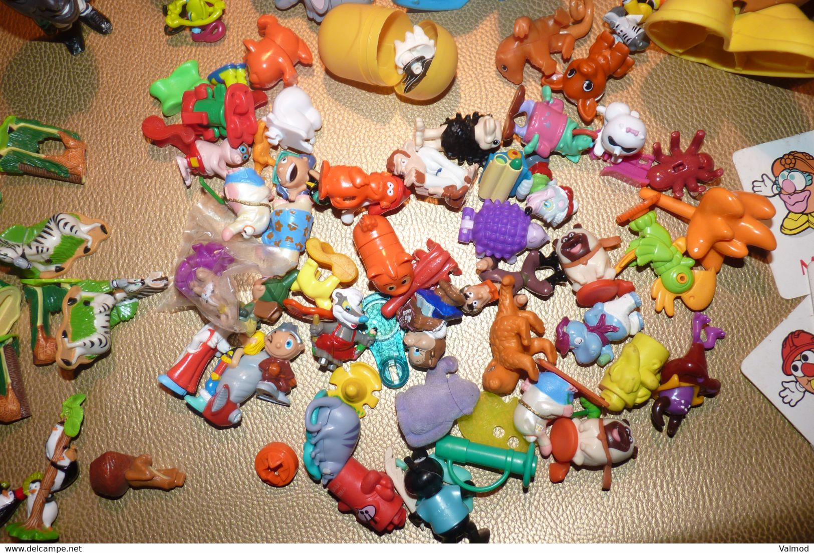 Lot +170 figurines diverses+ accessoires Kinder, Patate, animaux, indiens, cow-boys , Dysney et autres + DVD Snoopy.