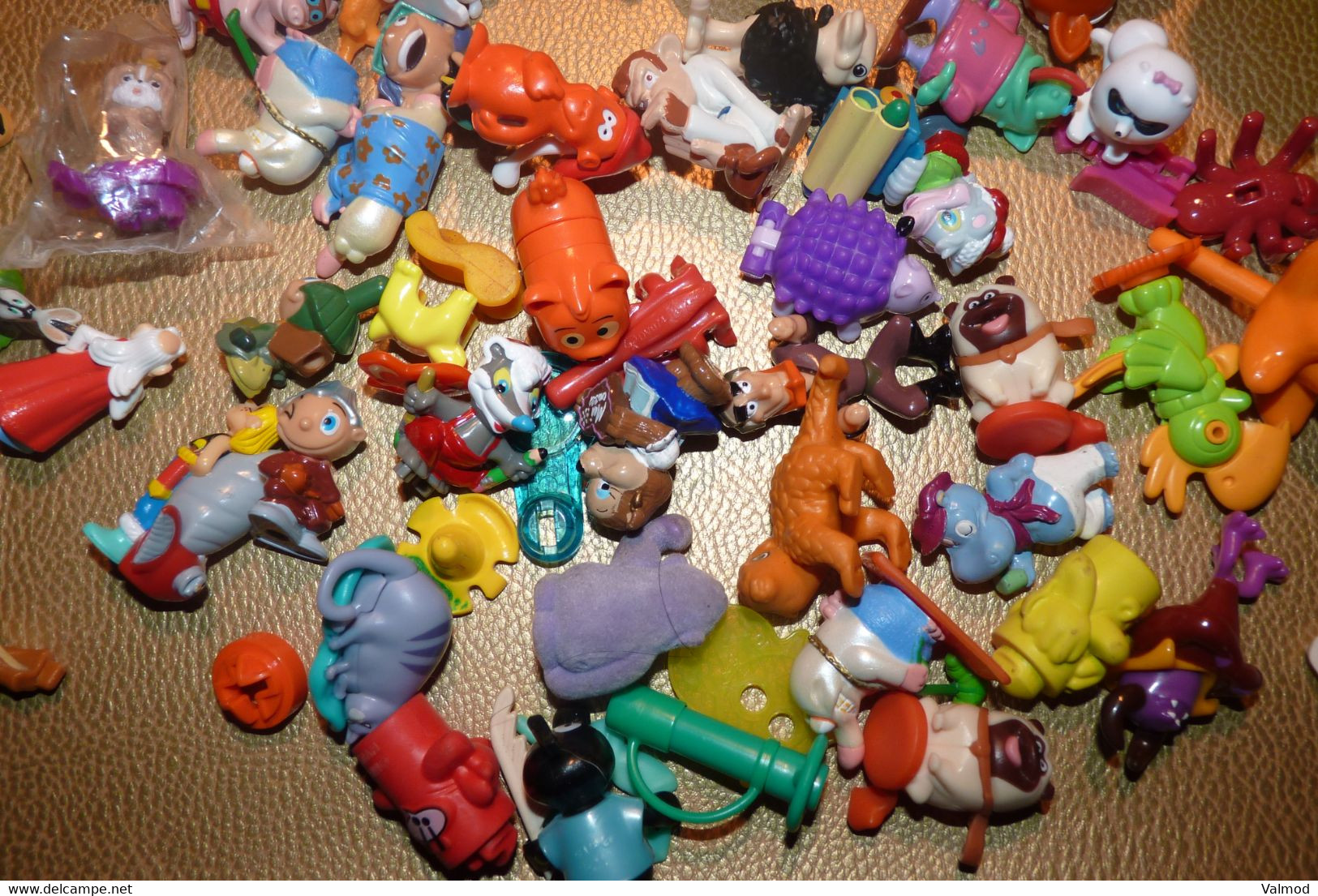 Lot +170 figurines diverses+ accessoires Kinder, Patate, animaux, indiens, cow-boys , Dysney et autres + DVD Snoopy.