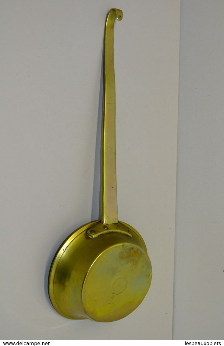ANCIENNE LOUCHE LAITON poignée gravée de FLEURS COLLECTION DECO CUISINE DINANDERIE VITRINE