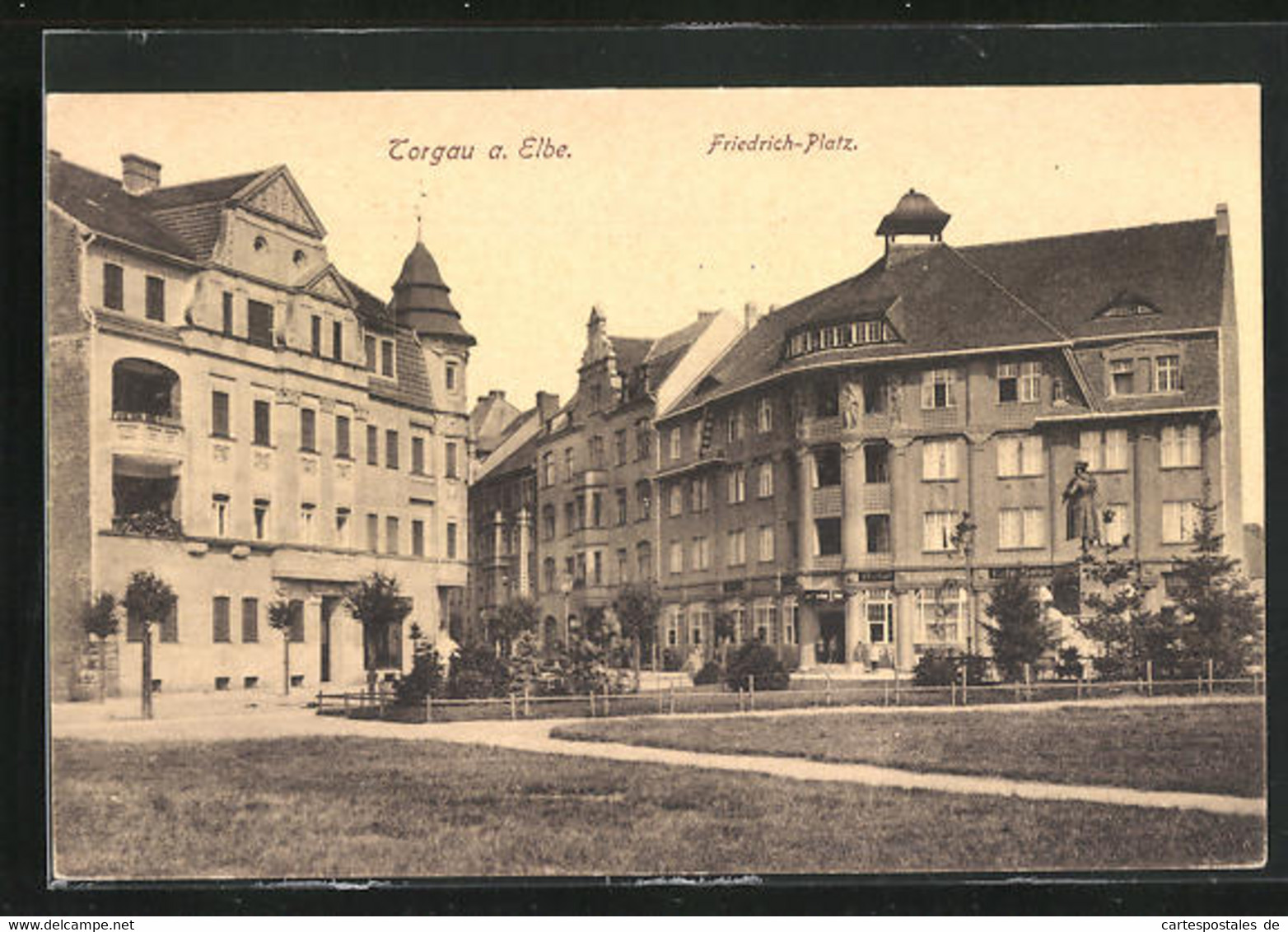 AK Torgau A. Elbe, Friedrich-Platz Mit Geschäft Und Denkmal - Torgau