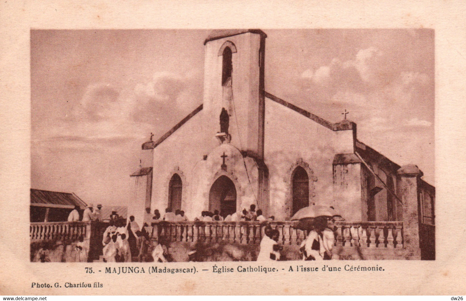 Madagascar - Majunga: Eglise Catholique, à L'issue D'une Cérémonie, Sortie De La Messe - Photo G. Charifou - Carte N° 75 - Afrique