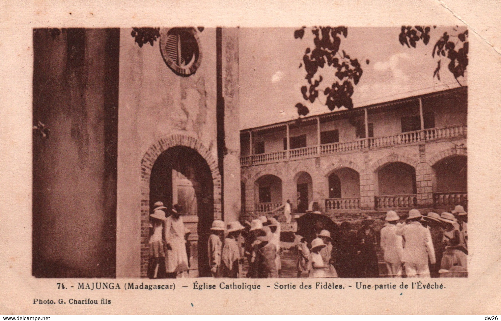 Madagascar - Majunga: Eglise Catholique, Sortie Des Fidèles, Une Partie De L'Evêché - Photo G. Charifou - Carte N° 74 - Afrique