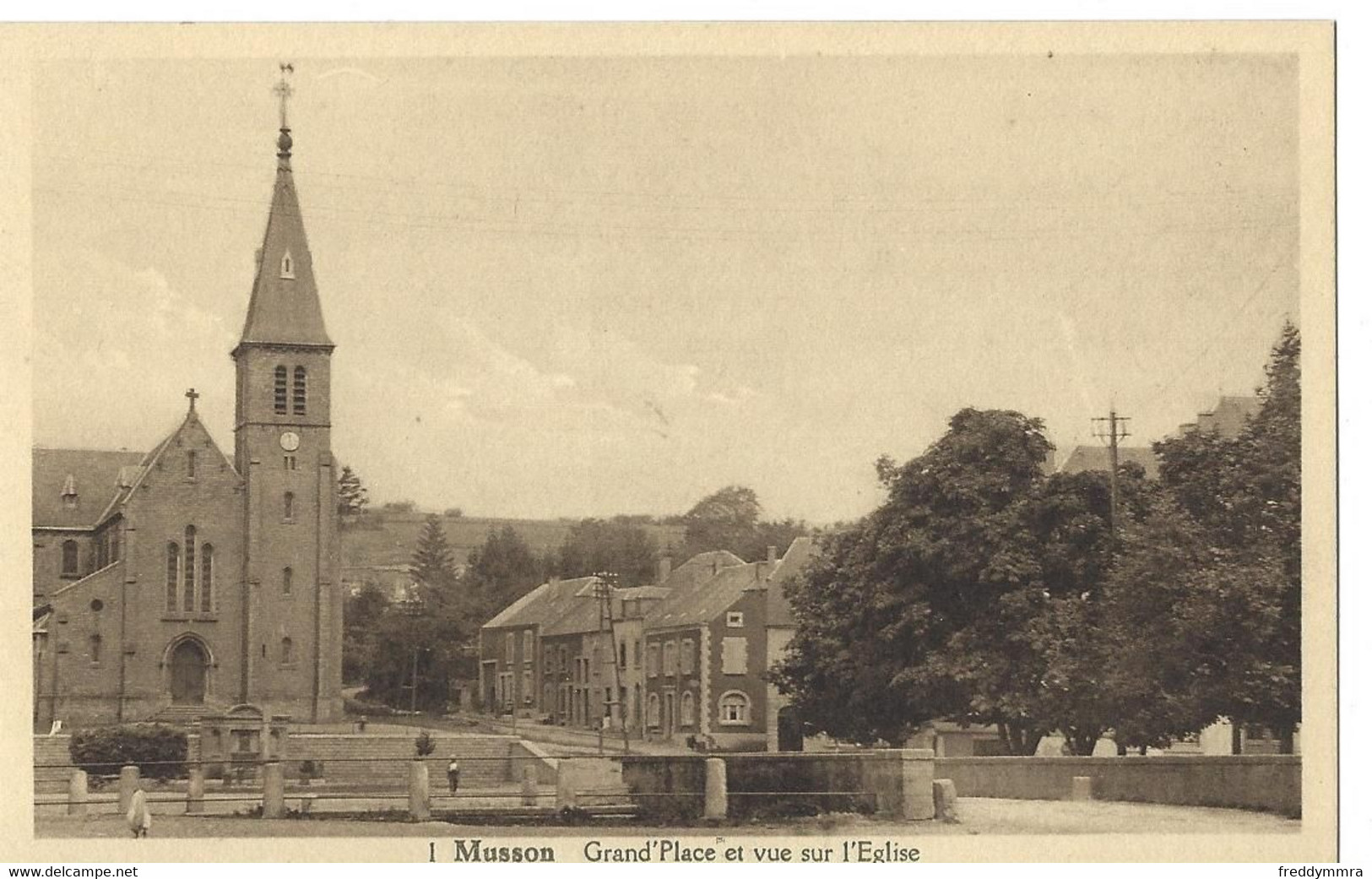 Musson: Grand'Place Et Vue Sur L'Eglise - Musson