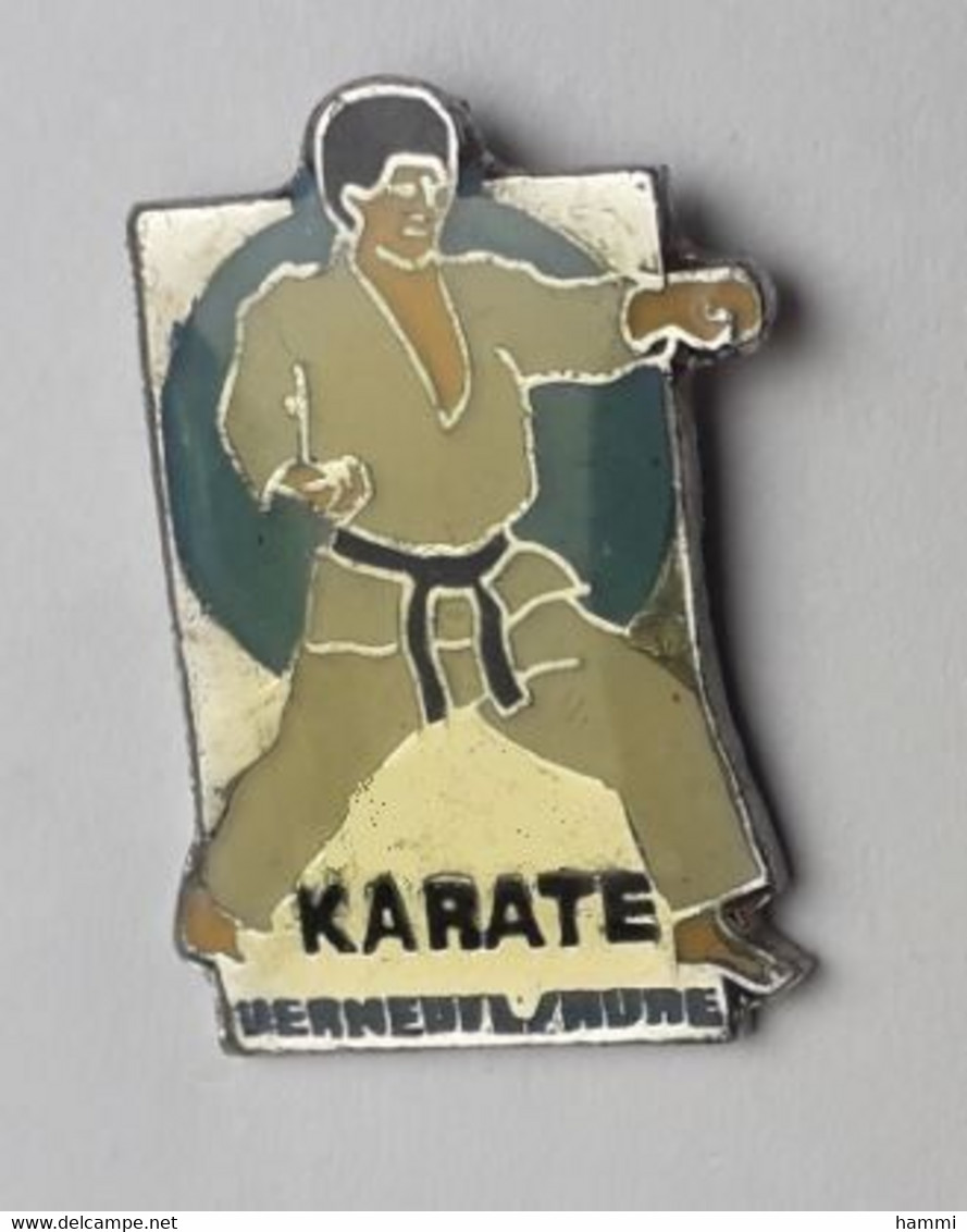 QQ166 Pin's Arts Martiaux Karaté Club Verneuil Sur Avre Eure Achat Immédiat - Judo