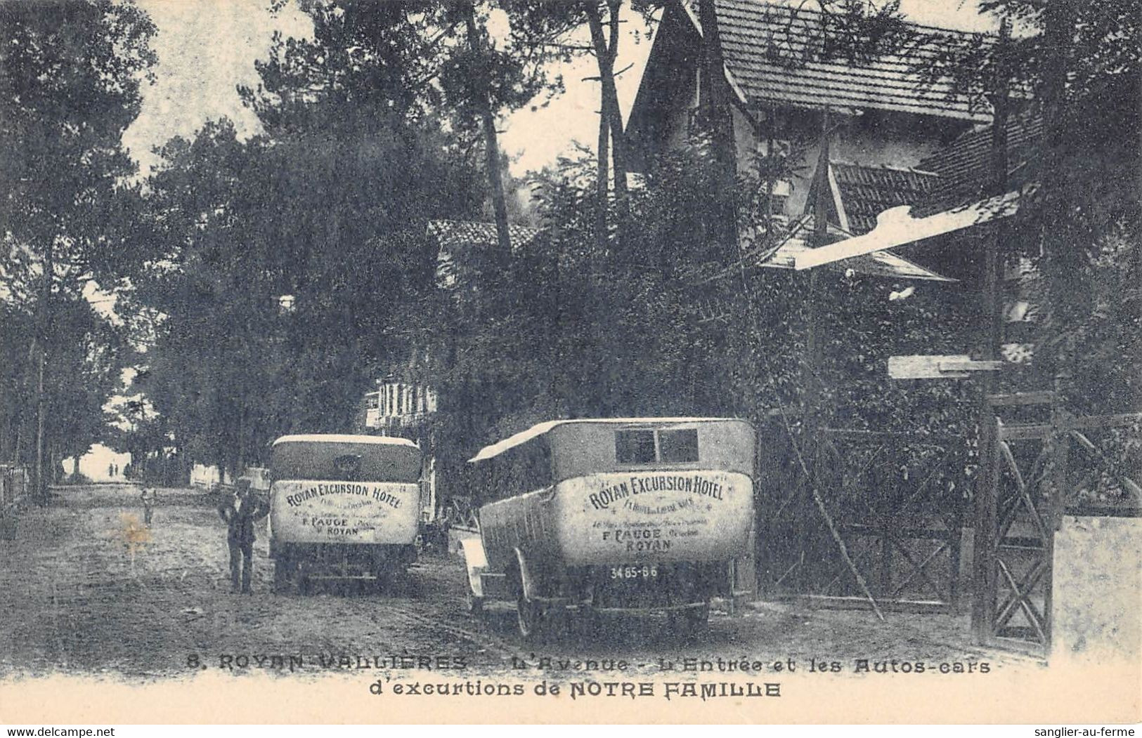 CPA 17 ROYAN VALLIERES L'AVENUE L'ENTREE ET LES AUTOS CARS D'EXCURSIONS DE NOTRE FAMILLE - Royan