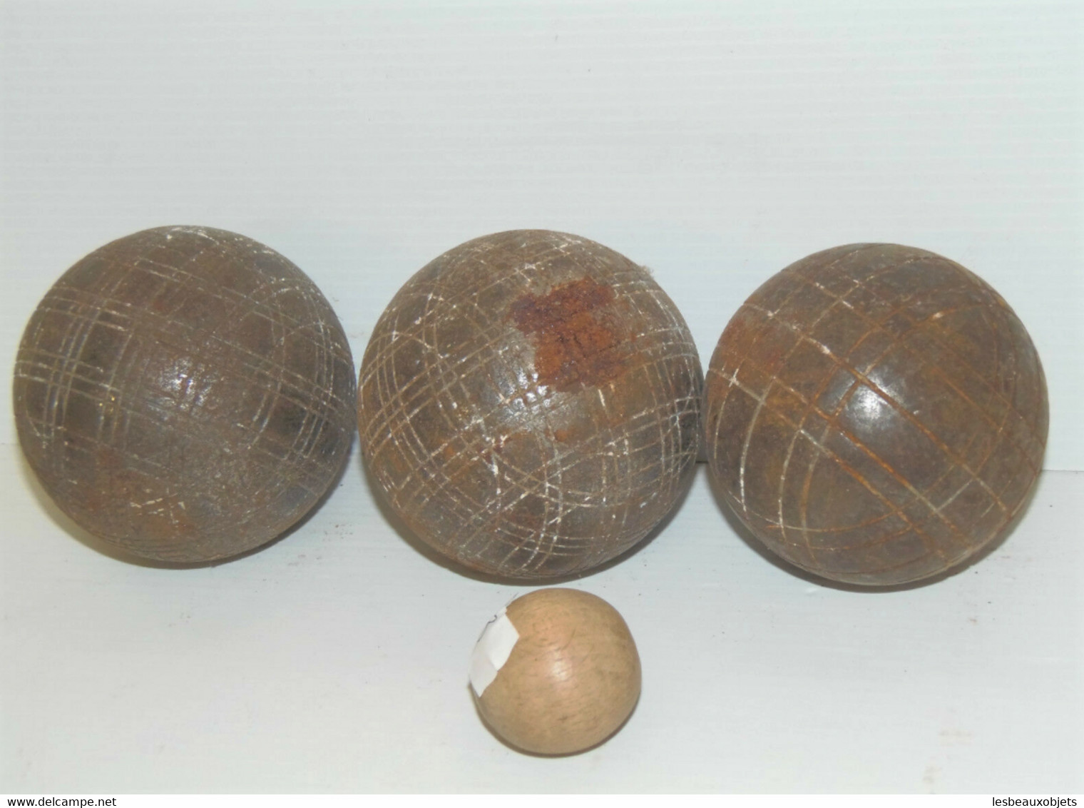 LOT De 3 BOULES De PETANQUES ANCIENNES Et Le Cochonnet Jus De Trouvailles N°3 SORTIES De GRANGE COLLECTION JEU ANCIEN - Bowls - Pétanque