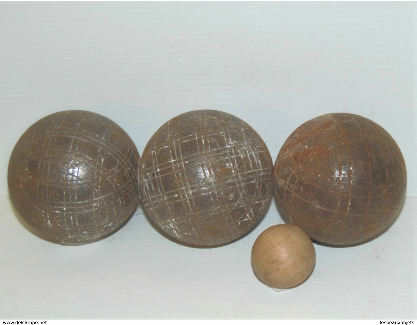 LOT De 3 BOULES De PETANQUES ANCIENNES Et Le Cochonnet Jus De Trouvailles N°3 SORTIES De GRANGE COLLECTION JEU ANCIEN - Boule/Pétanque