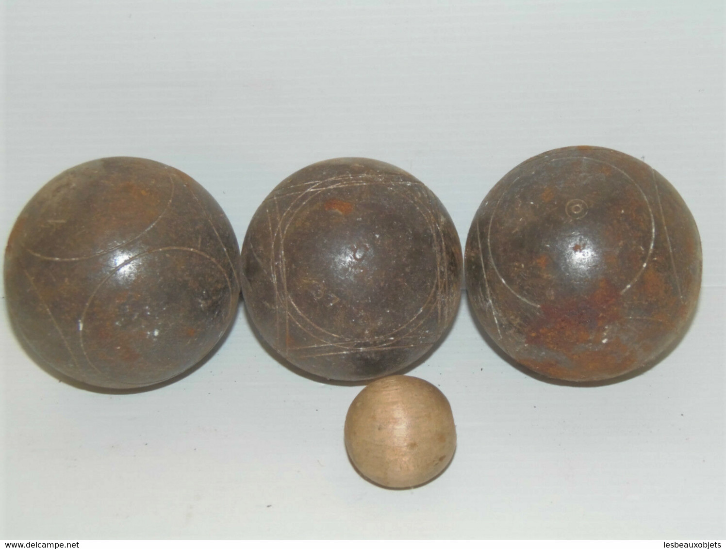 LOT De 3 BOULES De PETANQUES ANCIENNES Et Le Cochonnet Jus De Trouvailles N°1 SORTIES De GRANGE COLLECTION JEU ANCIEN - Pétanque