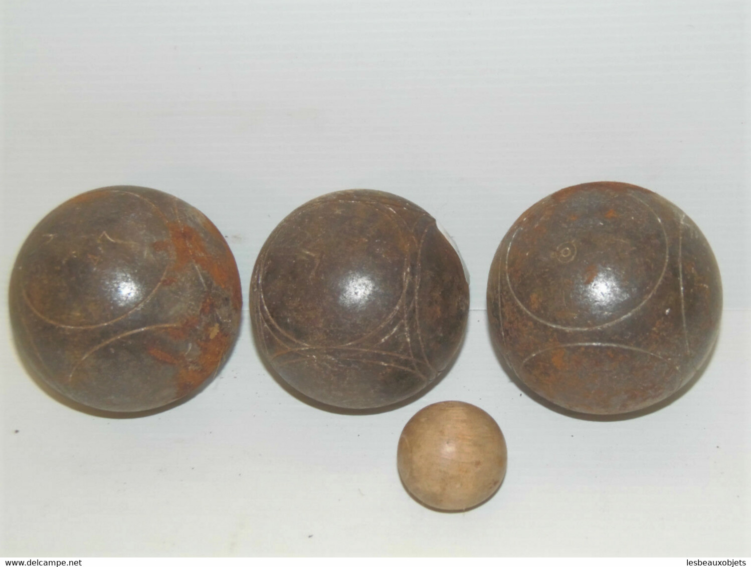 LOT De 3 BOULES De PETANQUES ANCIENNES Et Le Cochonnet Jus De Trouvailles N°1 SORTIES De GRANGE COLLECTION JEU ANCIEN - Bowls - Pétanque