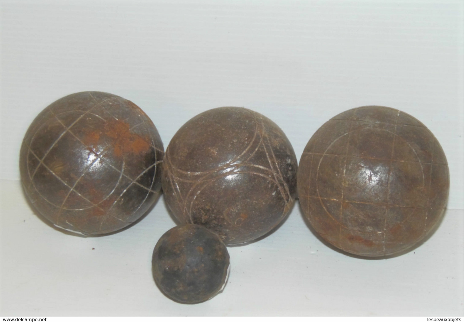 LOT De 3 BOULES De PETANQUES ANCIENNES Et Le Cochonnet Jus De Trouvailles N°2 SORTIES De GRANGE COLLECTION JEU ANCIEN - Bowls - Pétanque