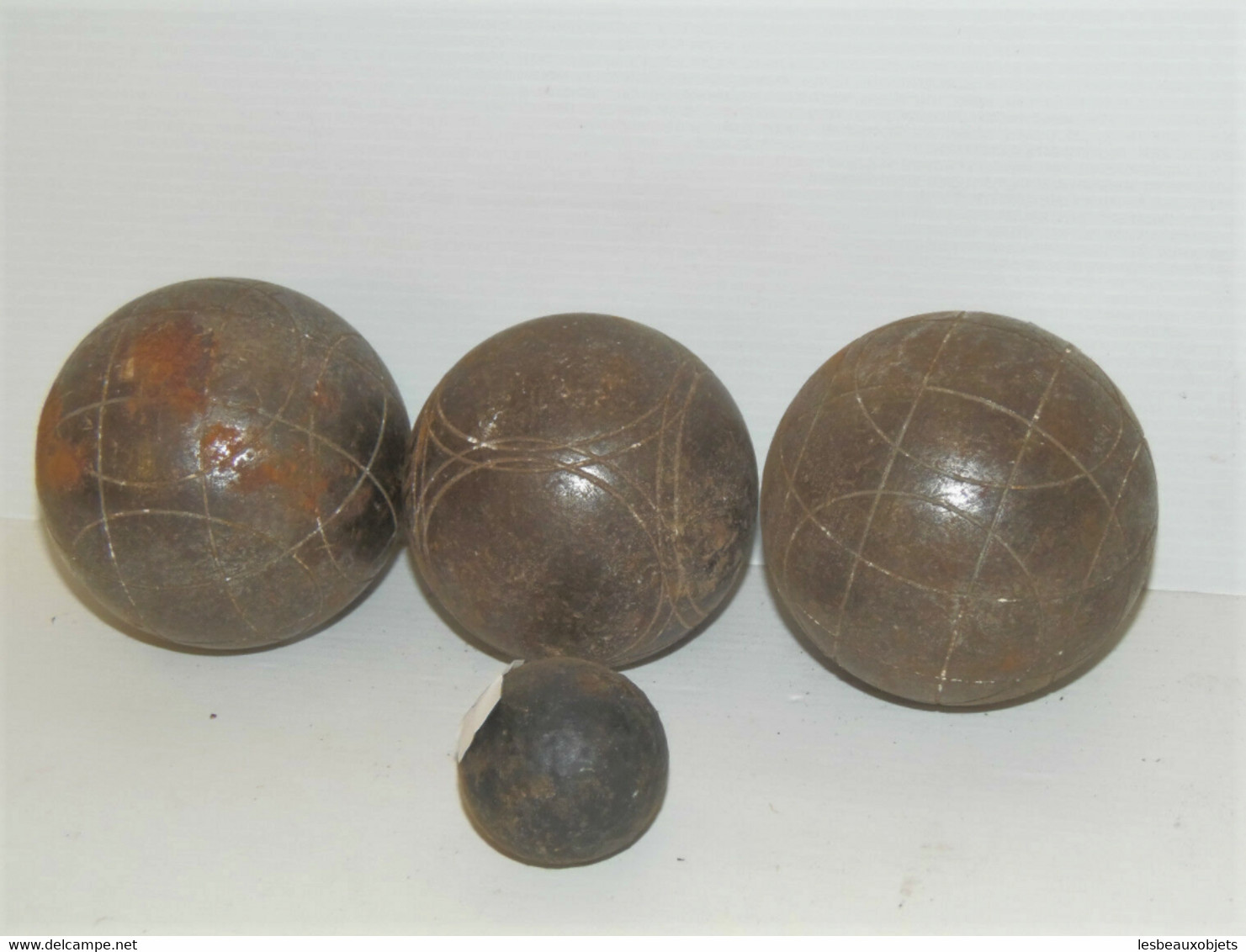 LOT De 3 BOULES De PETANQUES ANCIENNES Et Le Cochonnet Jus De Trouvailles N°2 SORTIES De GRANGE COLLECTION JEU ANCIEN - Pétanque