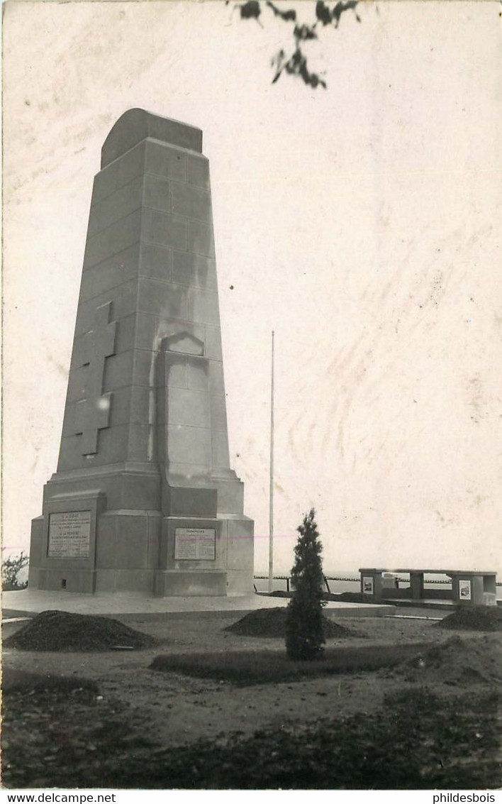 CARTE PHOTO  A IDENTIFIER Et A LOCALISER  Monument Aux Morts - Photographie