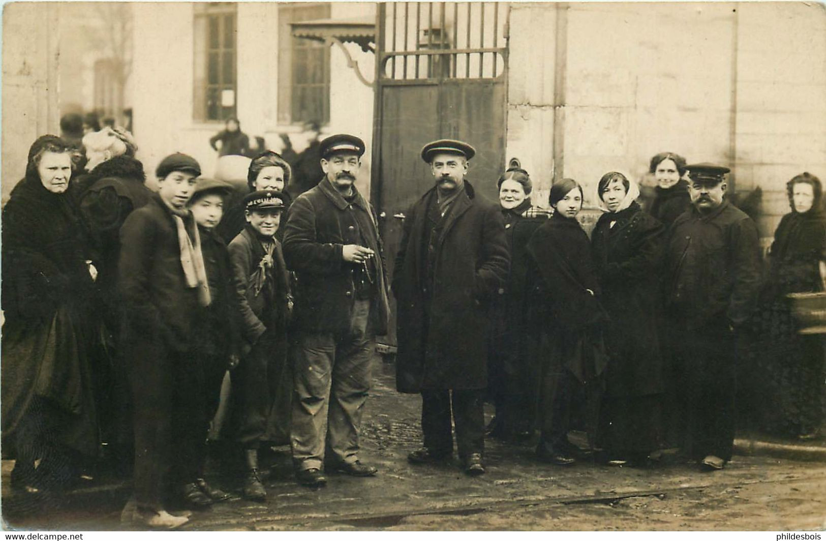 CARTE PHOTO  A IDENTIFIER Et A LOCALISER  Sortie D'Usine  ,casquette " Le Petit Journal " - Photographie