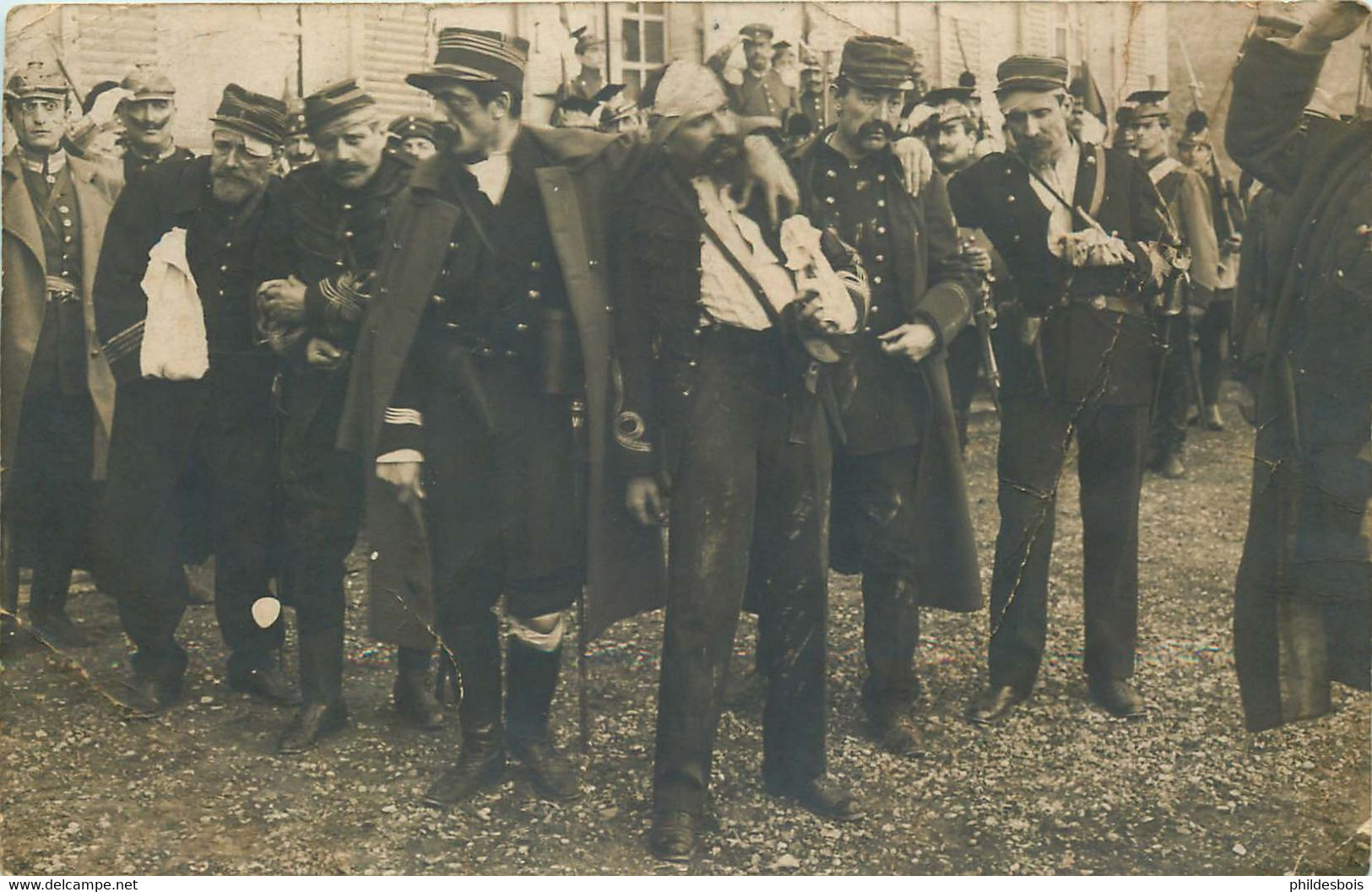 CARTE PHOTO  A IDENTIFIER Et A LOCALISER  Groupe De Bléssés Militaires - Photographie