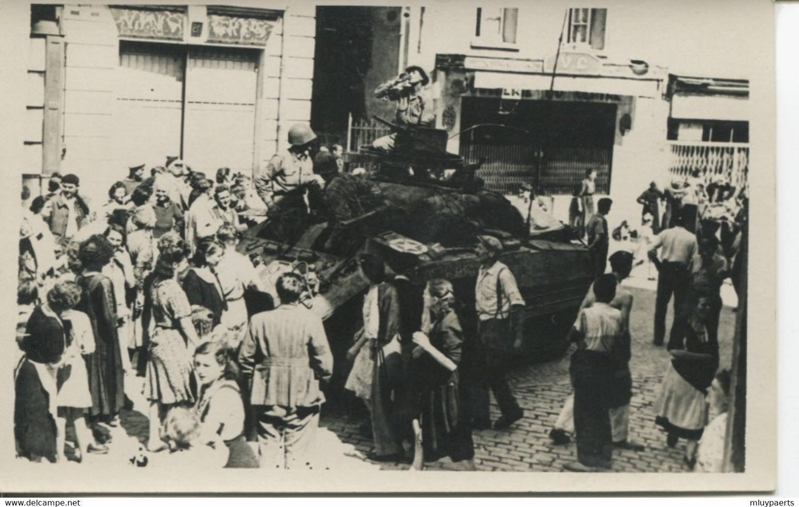 /!\ 1041 CPA PHOTO : Libération 1945 (Chartres ?) - Guerre 1939-45