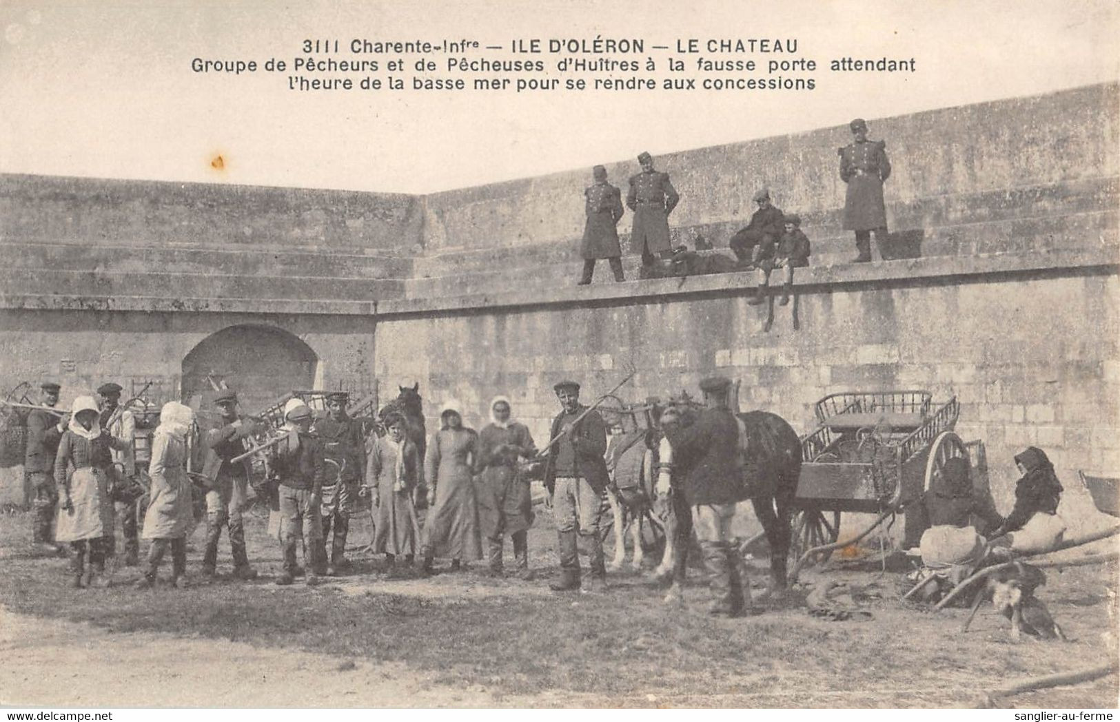 CPA 17 LE CHATEAU GROUPE DE PECHEURS ET PECHEUSES D'HUITRES A LA FAUSSE PORTE (cpa Rare - Ile D'Oléron