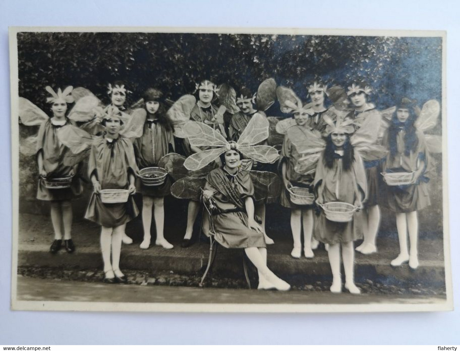 AUBIERE Carte Photo - Filles En Costume Déguisement Libellule Papillon - Cachet A. Mathieu Au Dos - Aubiere