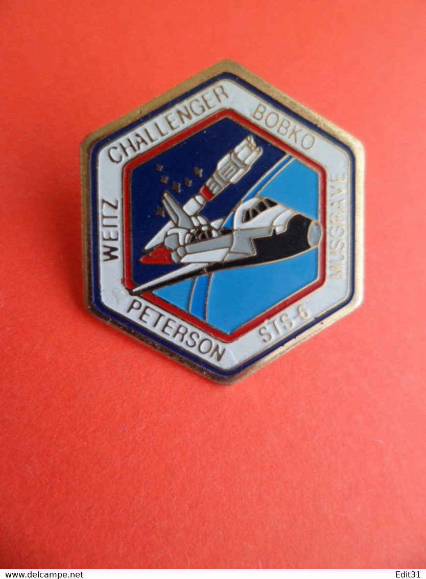 Pins émail 1983 - Avion Aviation Espace - Signé S6 - STS-6 Est La 1re Mission De La Navette Spatiale Challenger. - Space