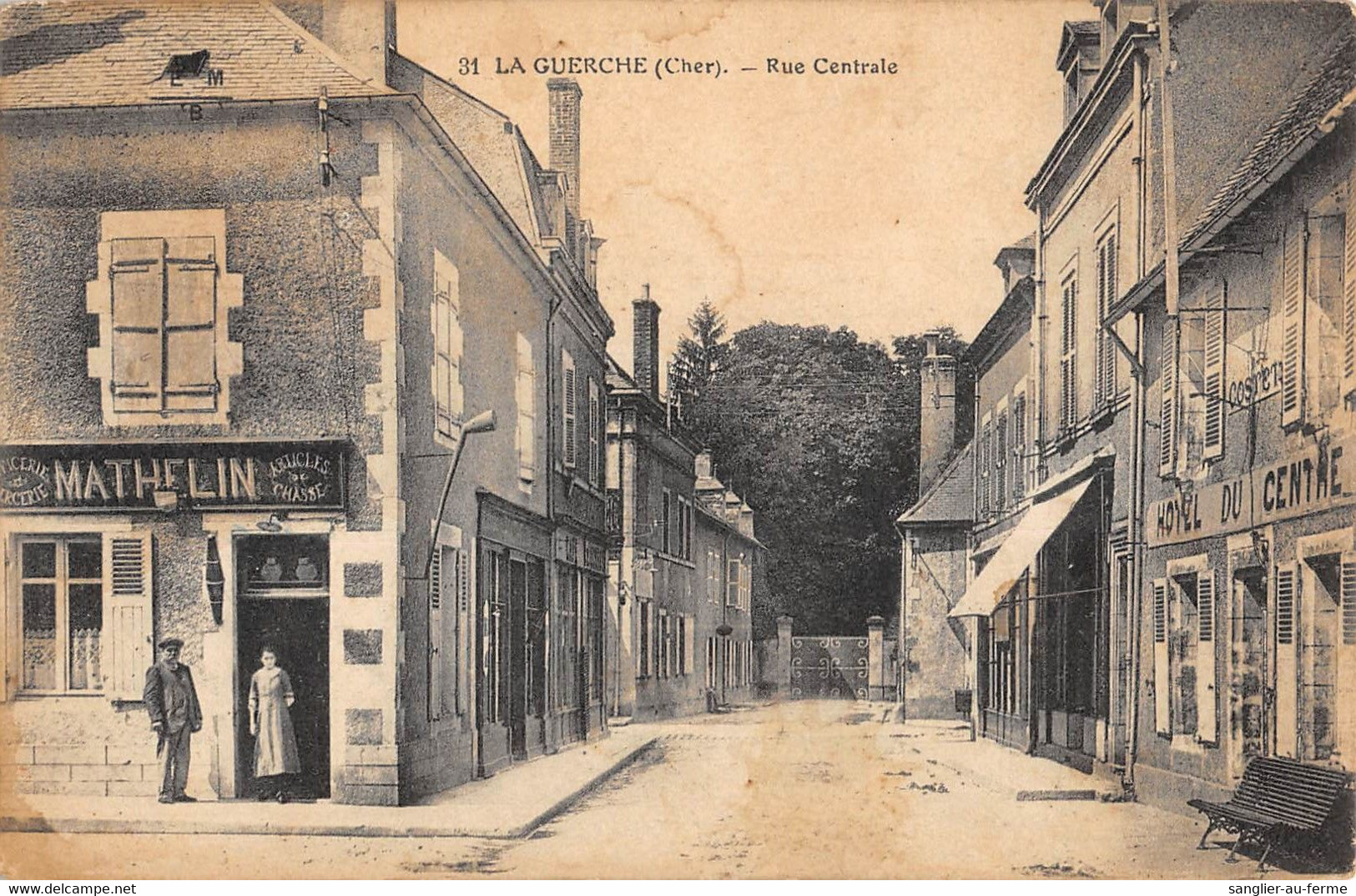 CPA 18 LA GUERCHE RUE CENTRALE - La Guerche Sur L'Aubois