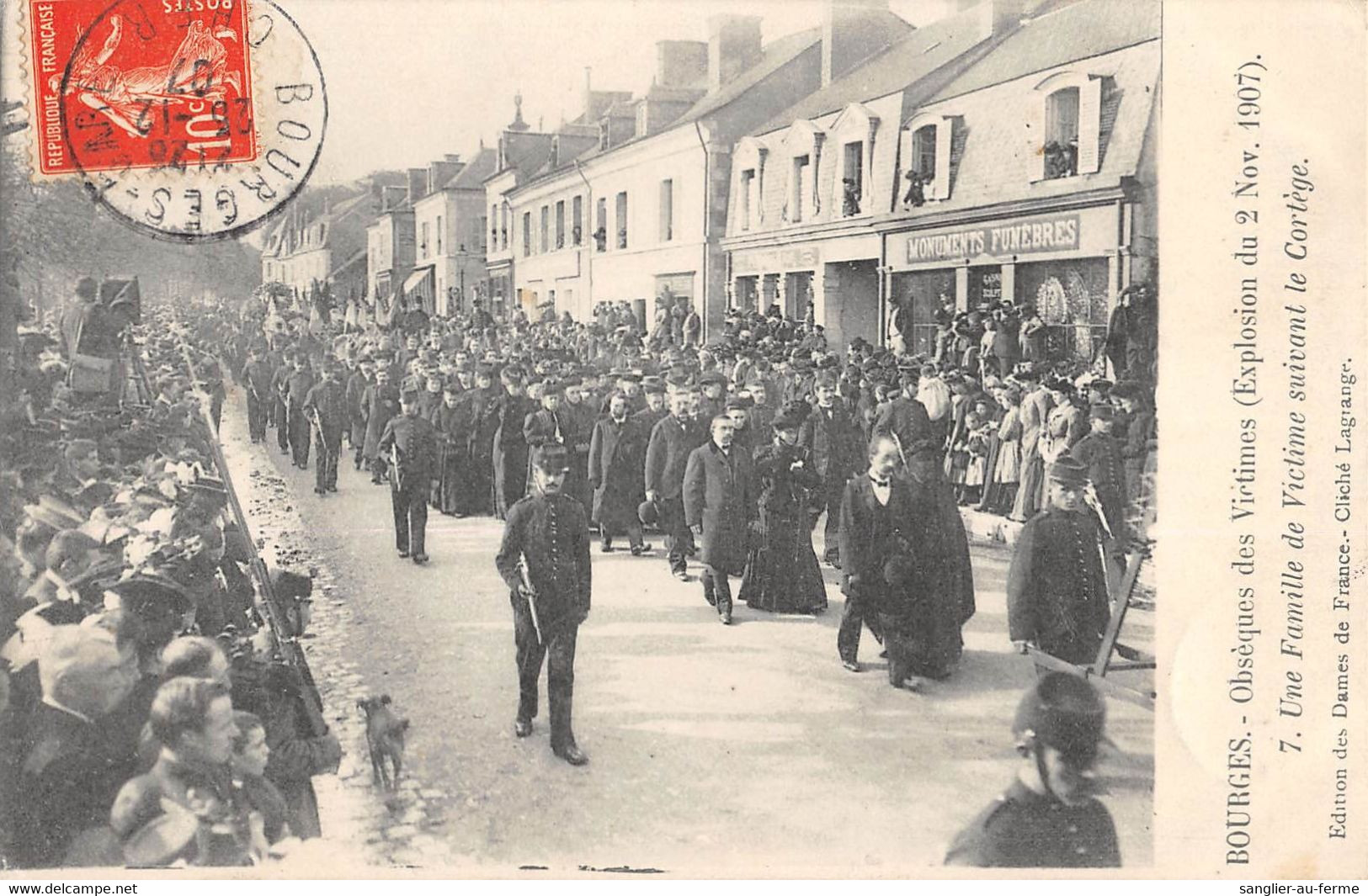 CPA 18 BOURGES OBSEQUES DES VICTIMES EXPLOSION 1907 UN FAMILLE DE VICTIMES SUIVANT LE CORTEGE - Bourges