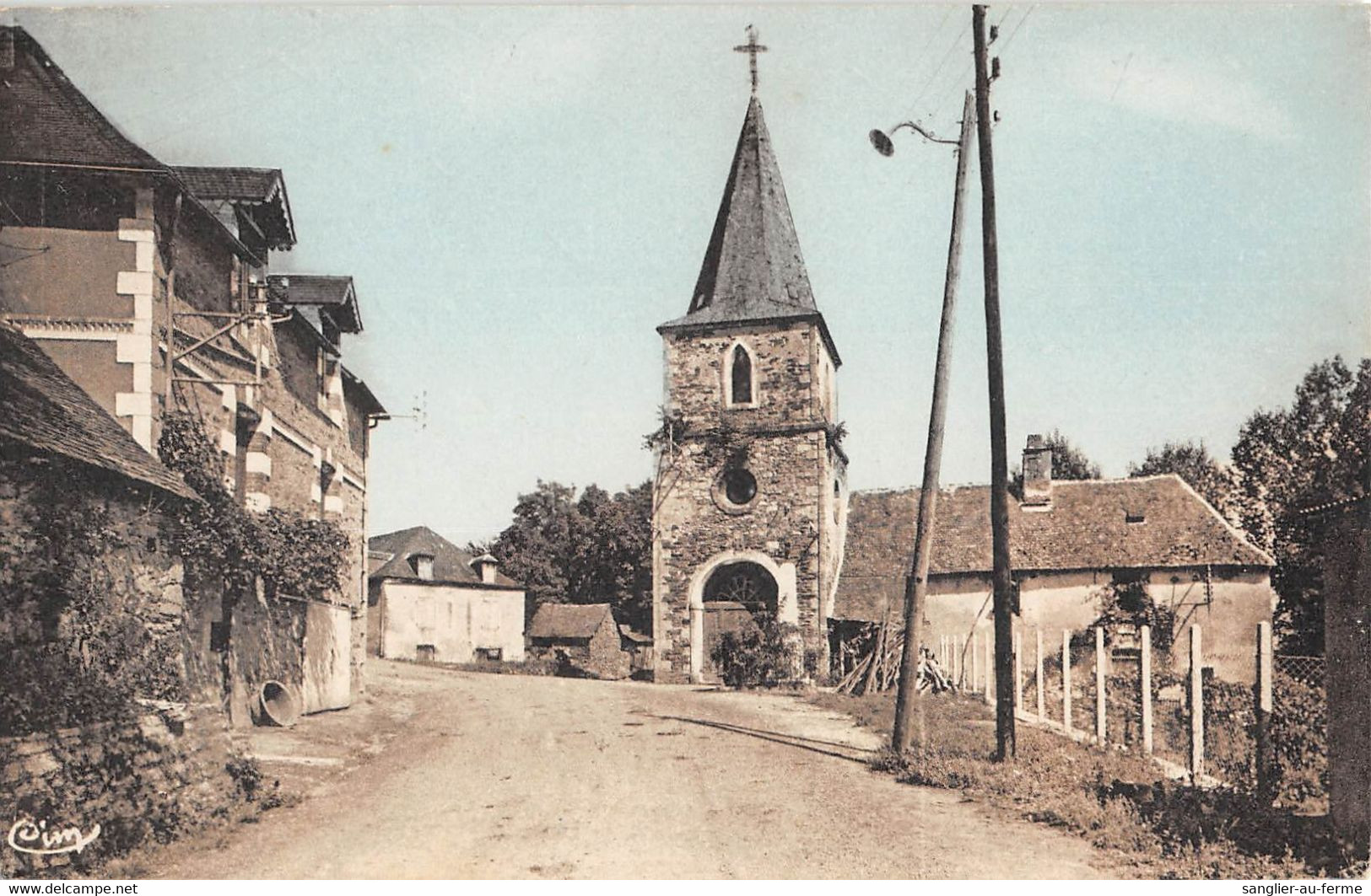 CPA 19 SAINT PARDOUX L'ORTIGIER PLACE DE L'EGLISE (cpa Rare - Altri & Non Classificati