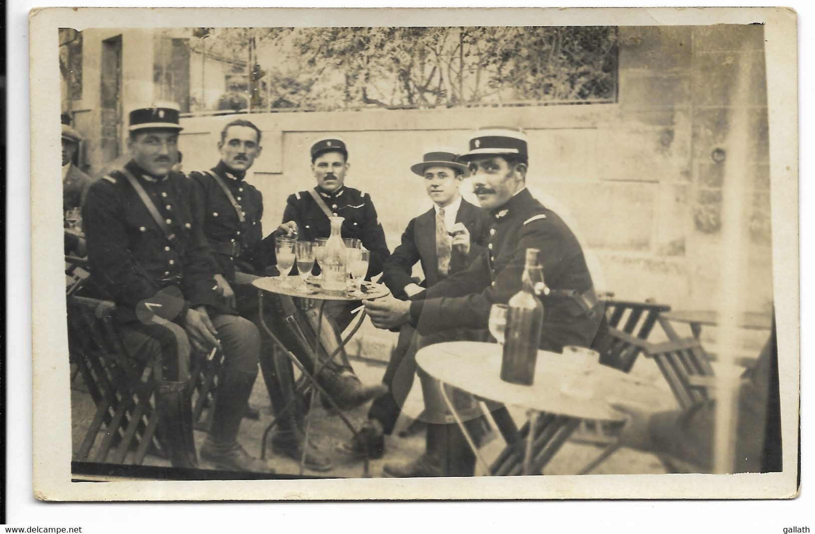 CARTE PHOTO- Groupe De Gendarmes Autour D'un Verre D'absinthe... Terrasse De Café...  Animé - Police - Gendarmerie