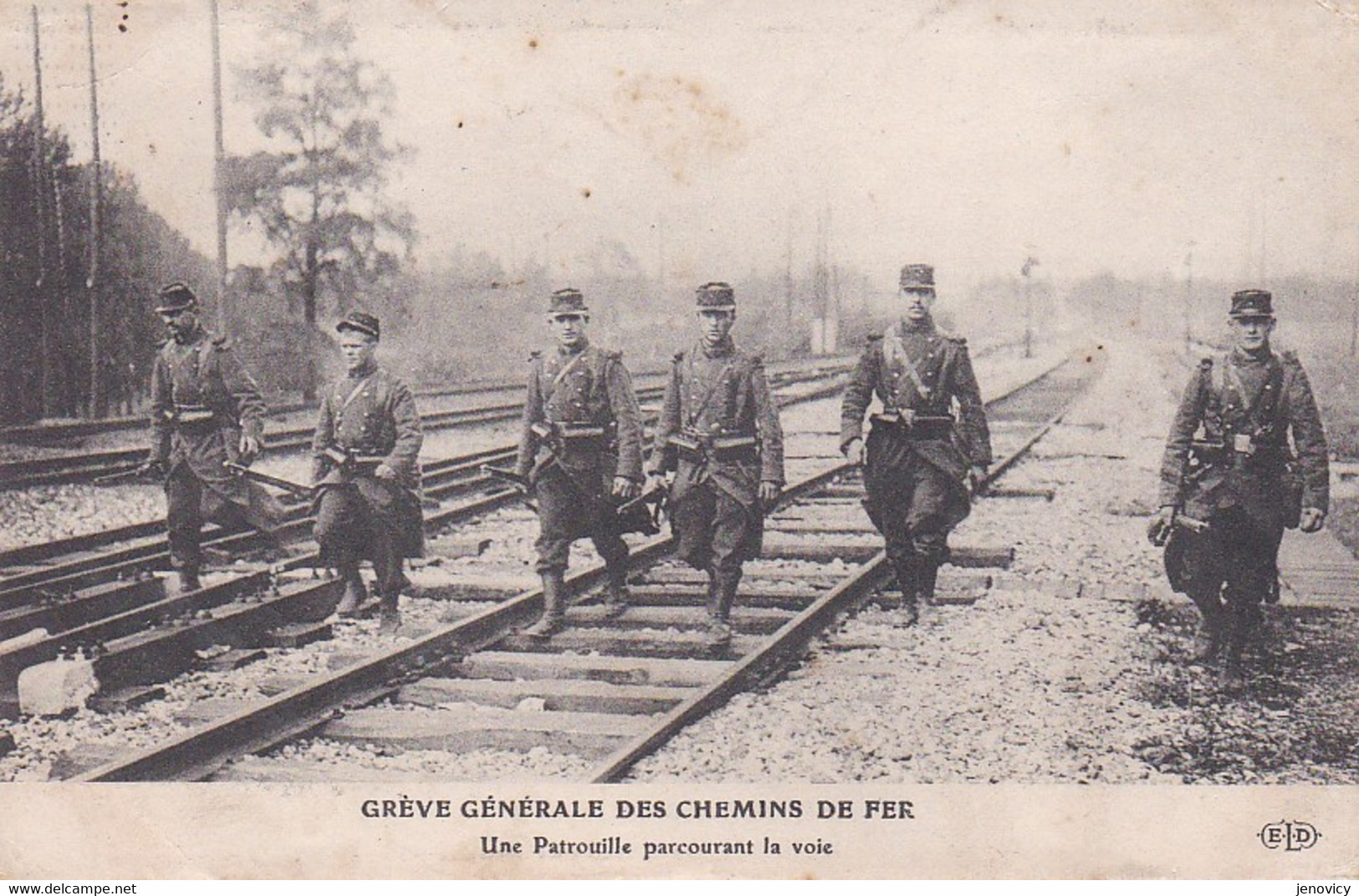 GREVE GENERALE DES CHEMINS DE FER ,PATROUILLE PARCOURANT LA VOIE  REF 71536 - Strikes