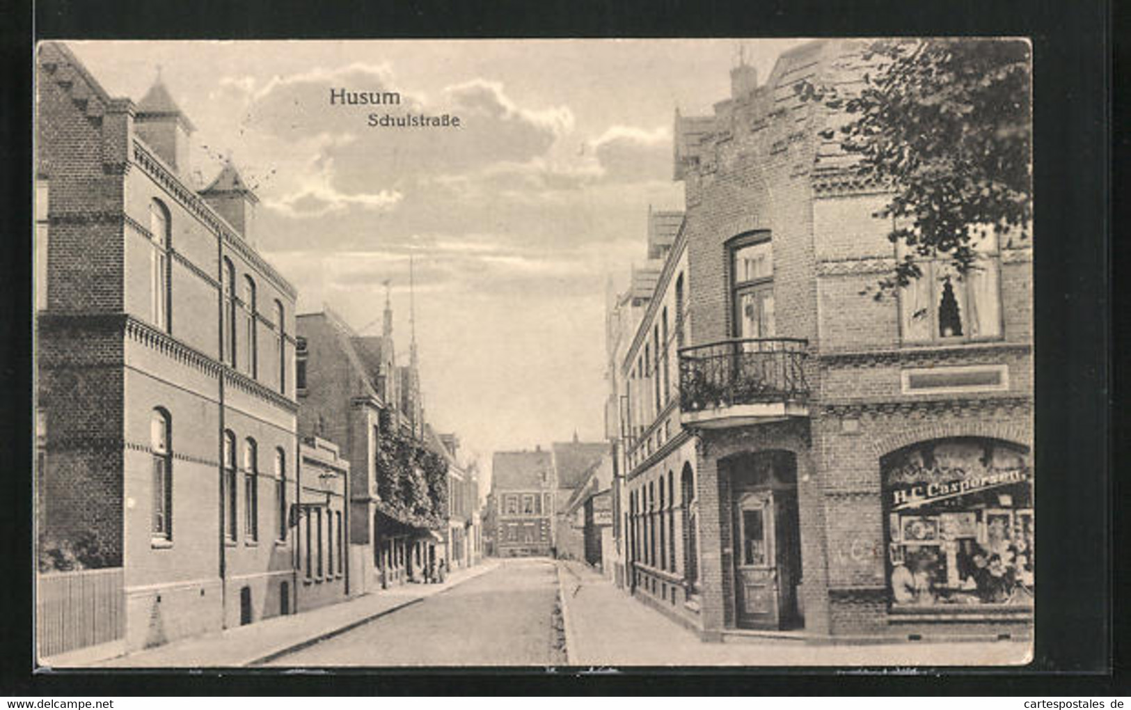 AK Husum, Schulstrasse Mit Geschäft H. C. Caspersen - Husum