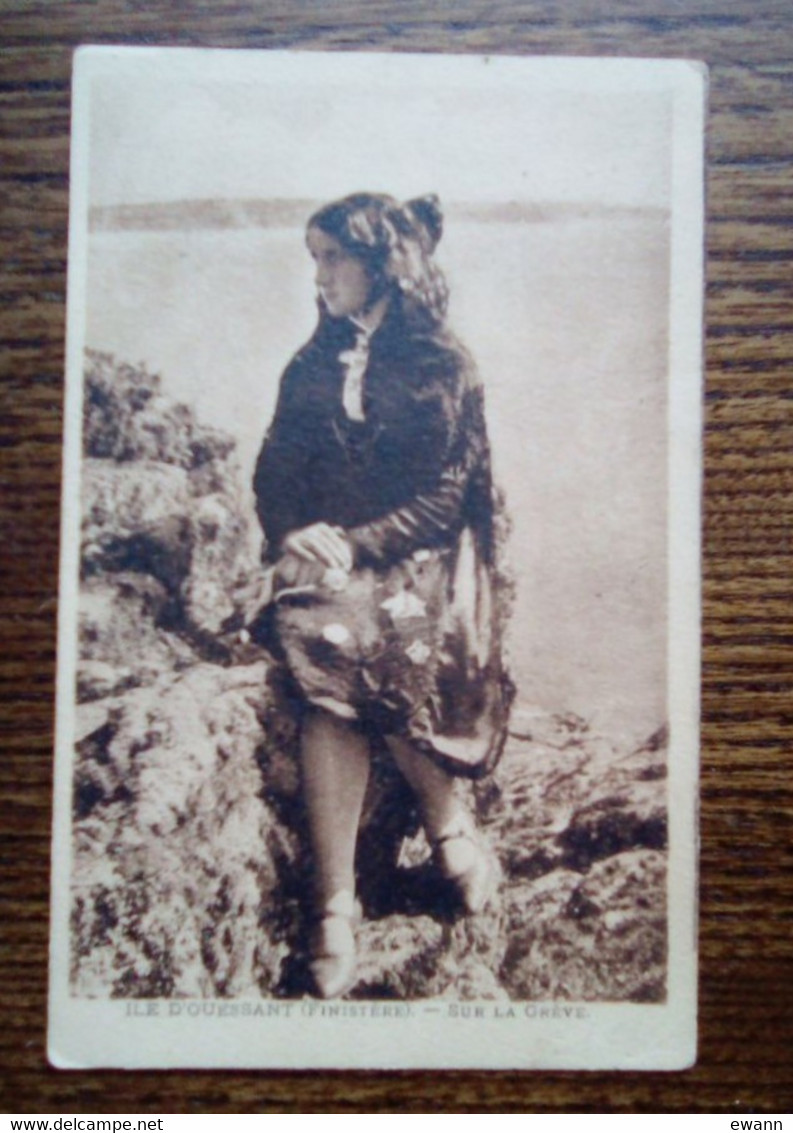 Carte Postale Ancienne - Sur La Grève ( Jeune Fille) - Ouessant