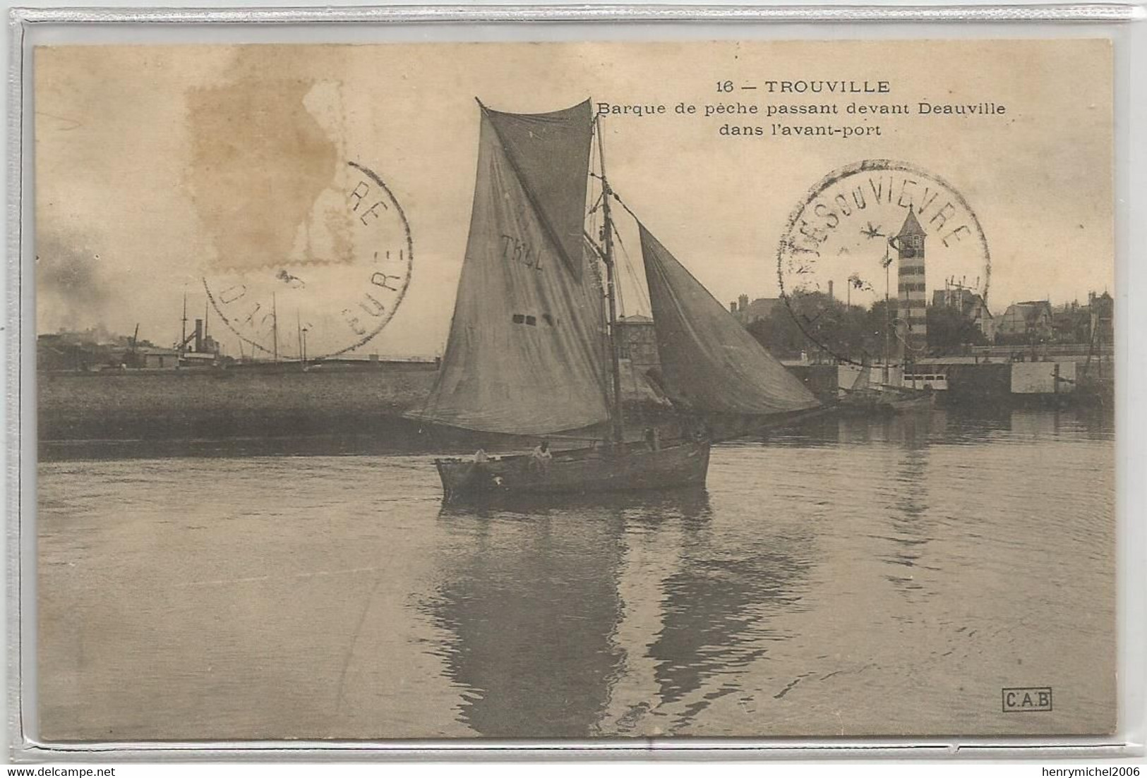 14 Calvados Trouville Barque De Peche Passant Devant Beauville Dans L'avant Port - Trouville