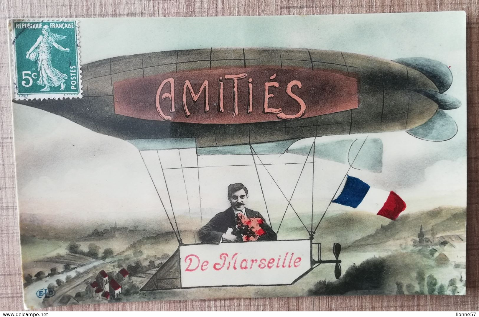 CPA AMITIES DE MARSEILLE. Homme Dans Un Dirigeable. Fantaisie Photo-Montage - Non Classés