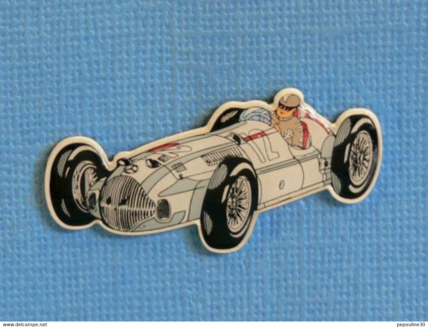 1 PIN'S //  ** MERCEDES BENZ W196 R FLÈCHE D'ARGENT N°12 / JUAN MANUEL FANGIO ** . (Made In Germany) - Mercedes