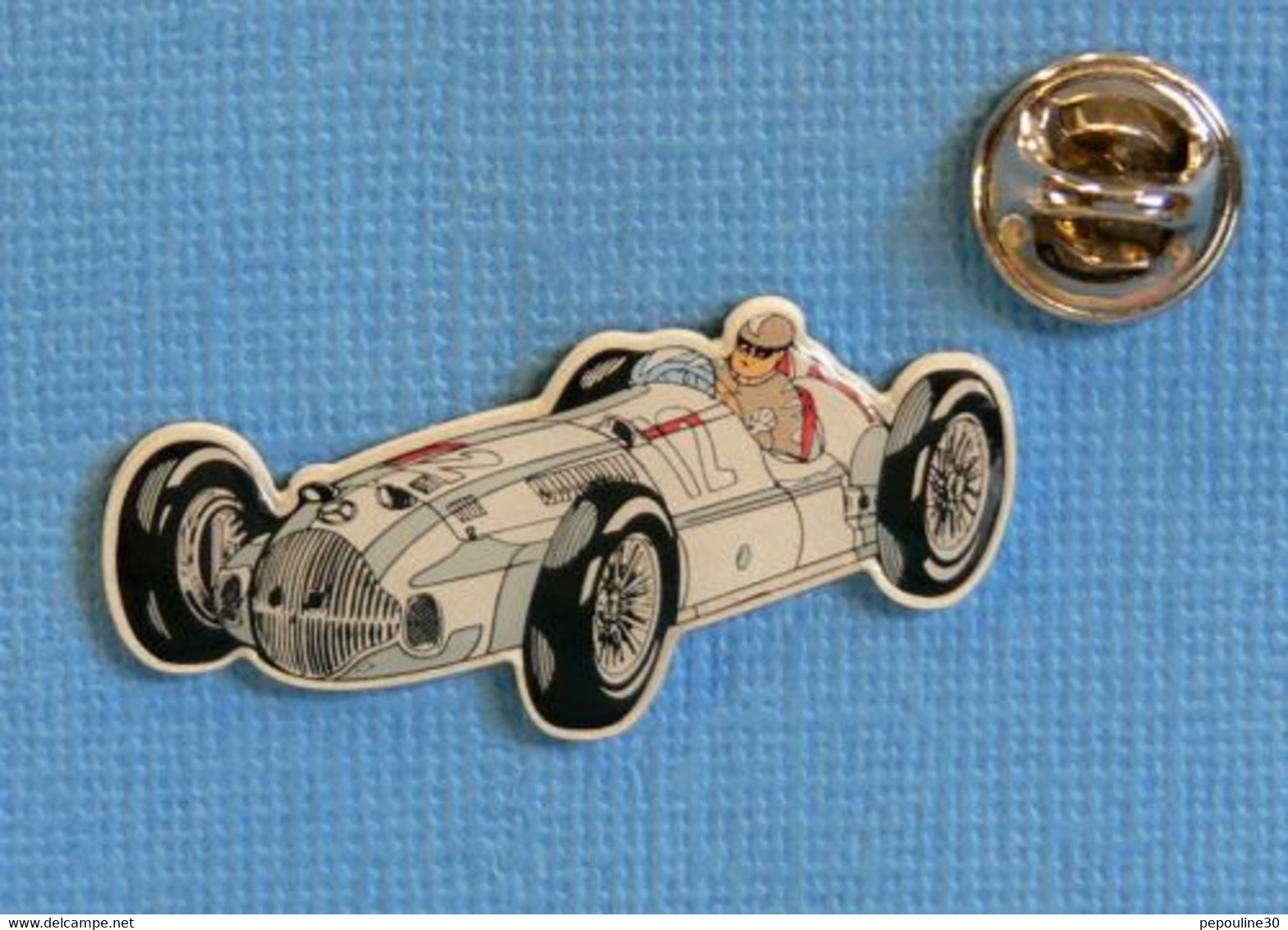 1 PIN'S //  ** MERCEDES BENZ W196 R FLÈCHE D'ARGENT N°12 / JUAN MANUEL FANGIO ** . (Made In Germany) - Mercedes