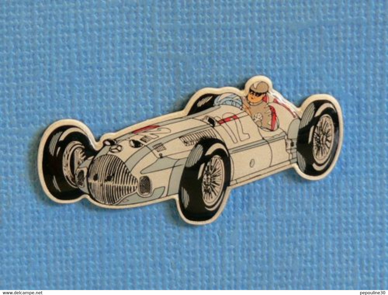 1 PIN'S //  ** MERCEDES BENZ W196 R FLÈCHE D'ARGENT N°12 / JUAN MANUEL FANGIO ** . (Made In Germany) - Mercedes