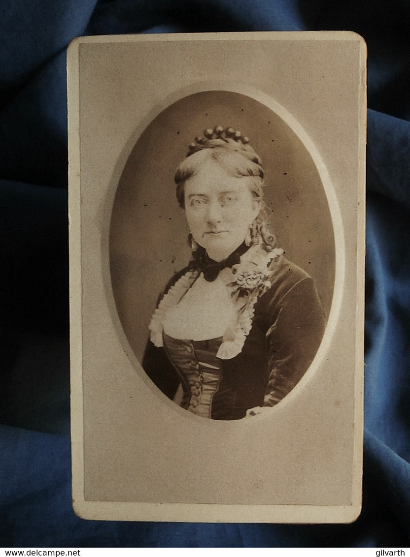 Photo CDV A. Carette à Douai - Femme, Coiffure Avec Grand Peigne, Portrait Médaillon Embossé Et émaillé, Circa 1880 L554 - Alte (vor 1900)