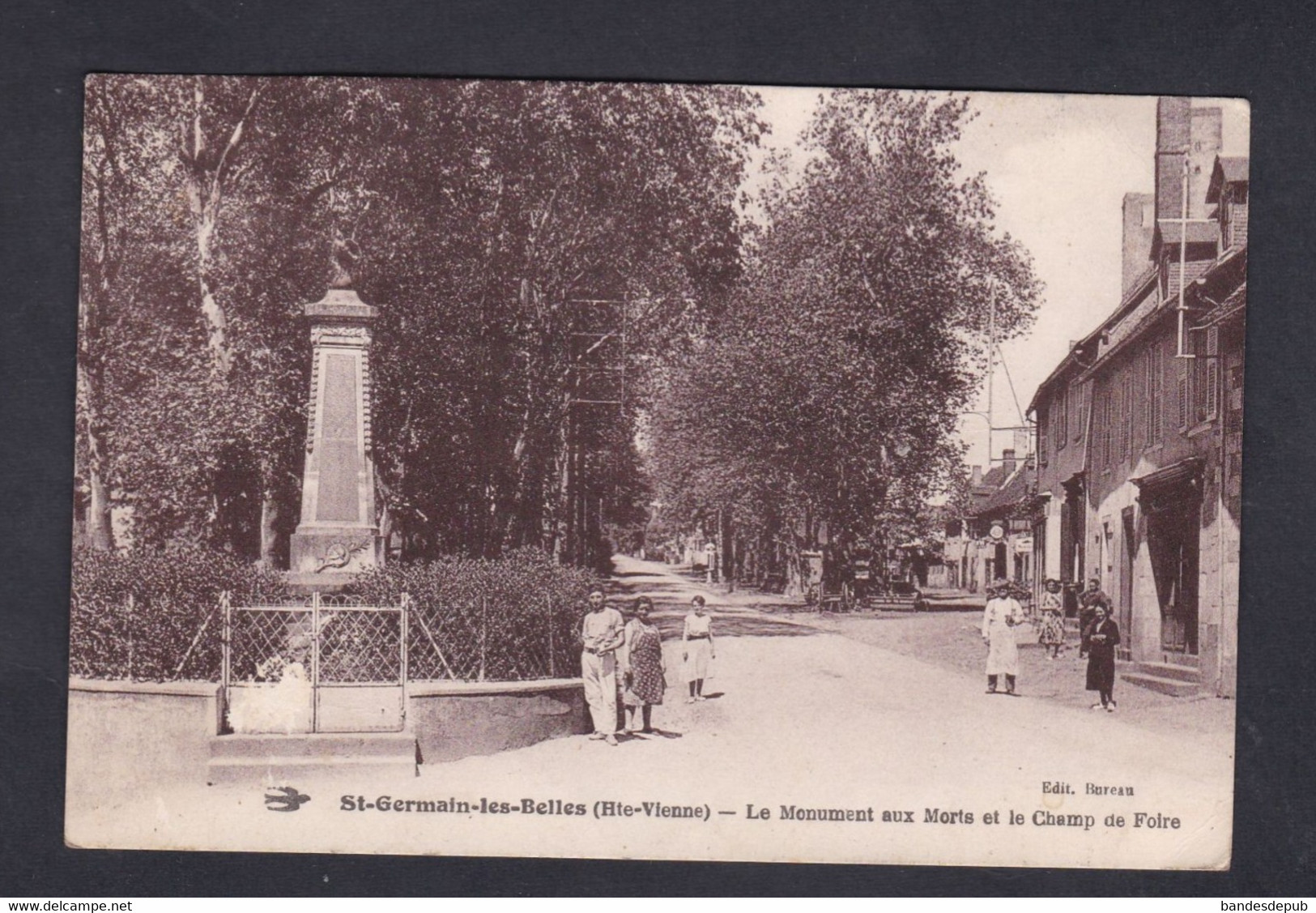 St Saint Germain Les Belles (87) Monument Aux Morts Et Champ De Foire (animée Ed. Bureau  47104) - Saint Germain Les Belles