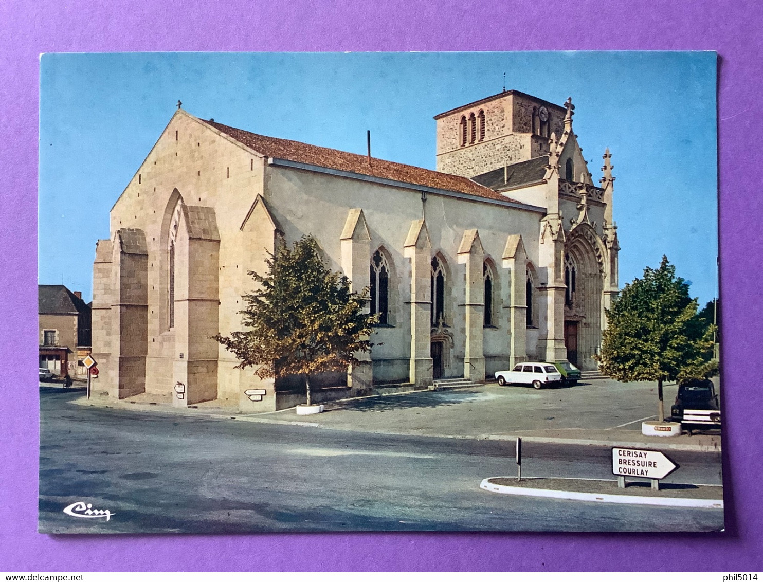 79  CPSM    MONCOUTANT  L’Eglise  Voitures Dont Peugeot....     Très Bon état - Moncoutant